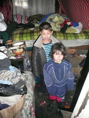 Dimo mit Schwester in ihrer Hütte